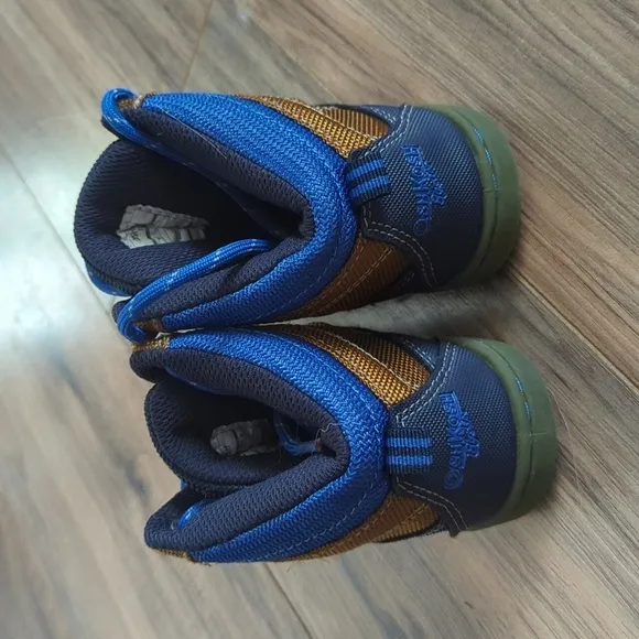 Bundle of 2 pairs of Oshkosh B'gosh boy shoes size 11. Oshkosh B'gosh kids shoes