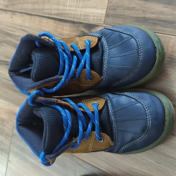 Bundle of 2 pairs of Oshkosh B'gosh boy shoes size 11. Oshkosh B'gosh kids shoes