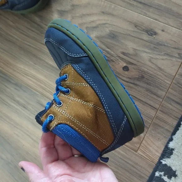 Bundle of 2 pairs of Oshkosh B'gosh boy shoes size 11. Oshkosh B'gosh kids shoes