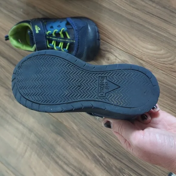Bundle of 2 pairs of Oshkosh B'gosh boy shoes size 11. Oshkosh B'gosh kids shoes