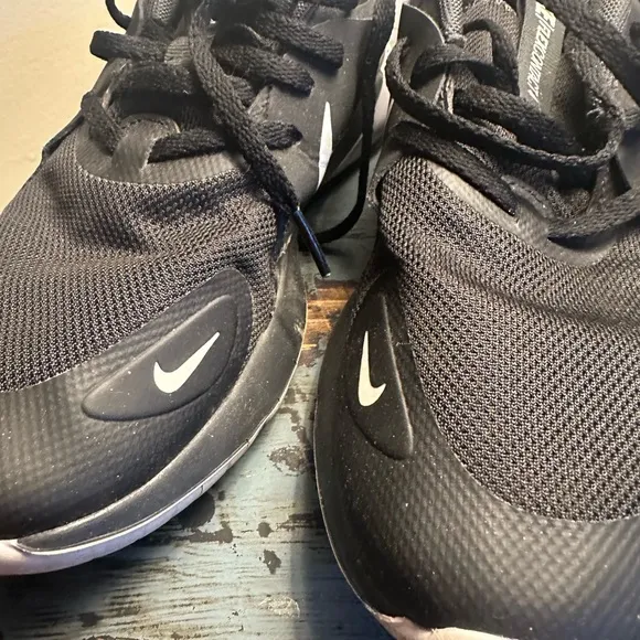 Girls NIKE FLEXCONTACT 4. Size 7.5 Y.