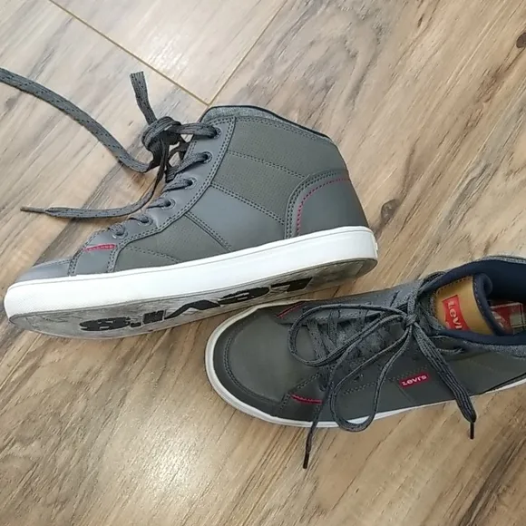 Levi Shoes Boys SZ 5