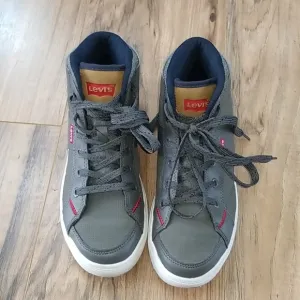Levi Shoes Boys SZ 5