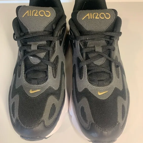 Nike Air 200 boys 5.5Y black/gold