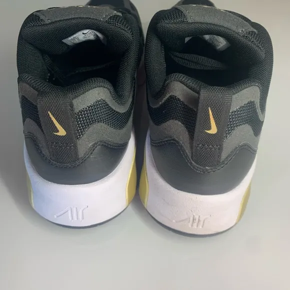 Nike Air 200 boys 5.5Y black/gold