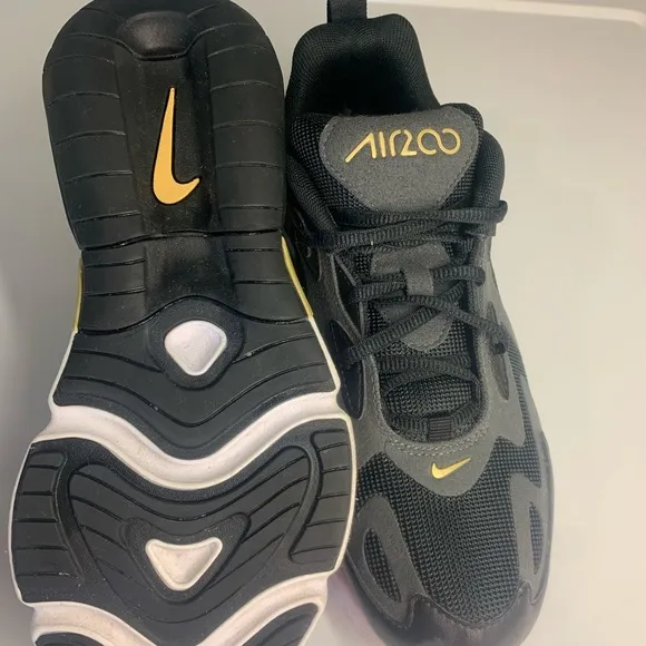 Nike Air 200 boys 5.5Y black/gold