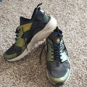 Nike Air Huarache Run Ultra SE Shoes Men's Size 11.5 Green