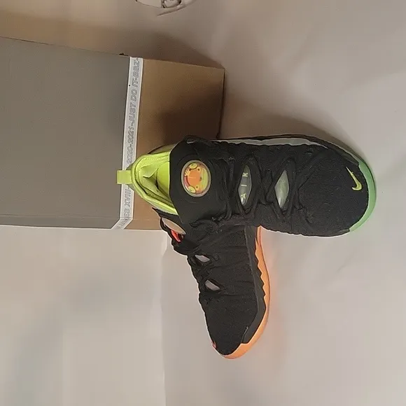 Nike LeBron XVIII GS Shoes