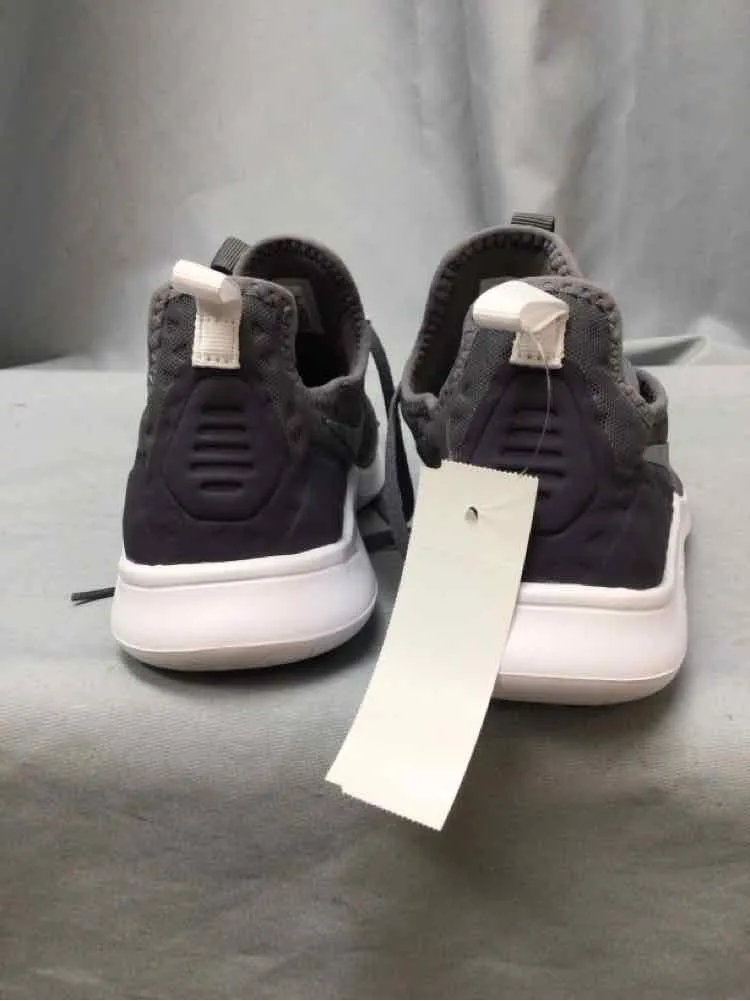 NIKE SIZE 7 Ladies SHOES