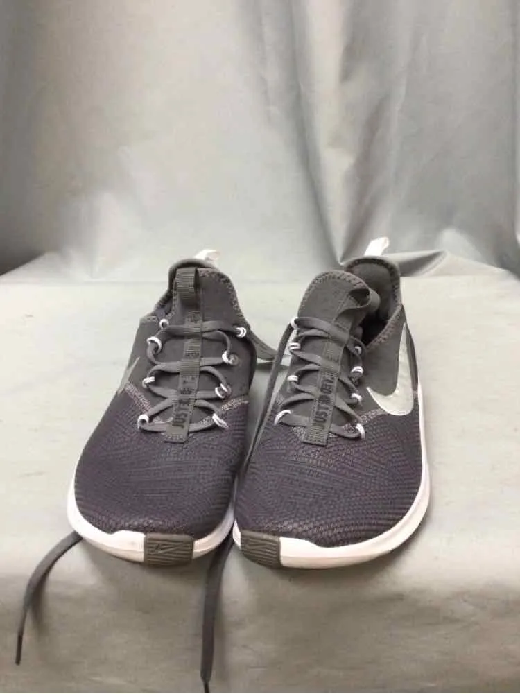 NIKE SIZE 7 Ladies SHOES