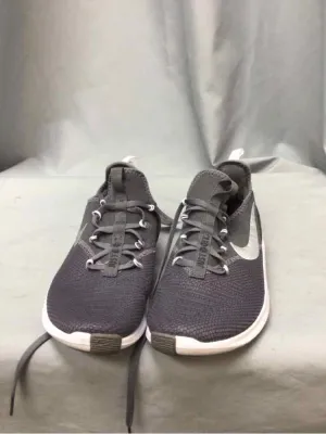 NIKE SIZE 7 Ladies SHOES
