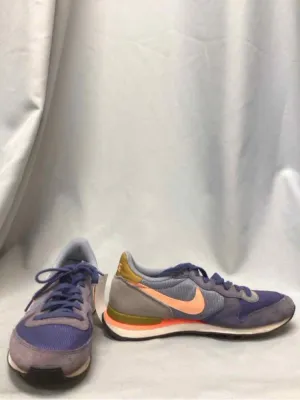 NIKE SIZE 9 Ladies SHOES