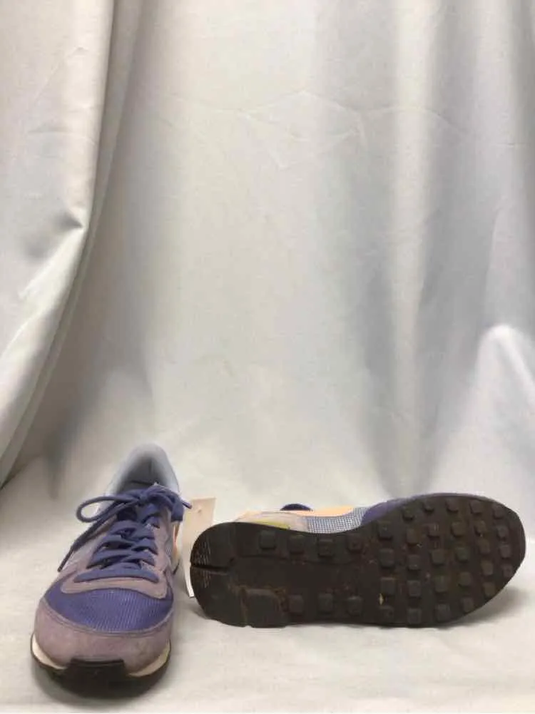 NIKE SIZE 9 Ladies SHOES