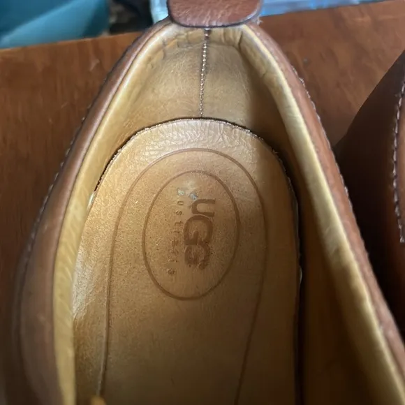 Pre- loved Ugg men’s shoes in excellent condition.