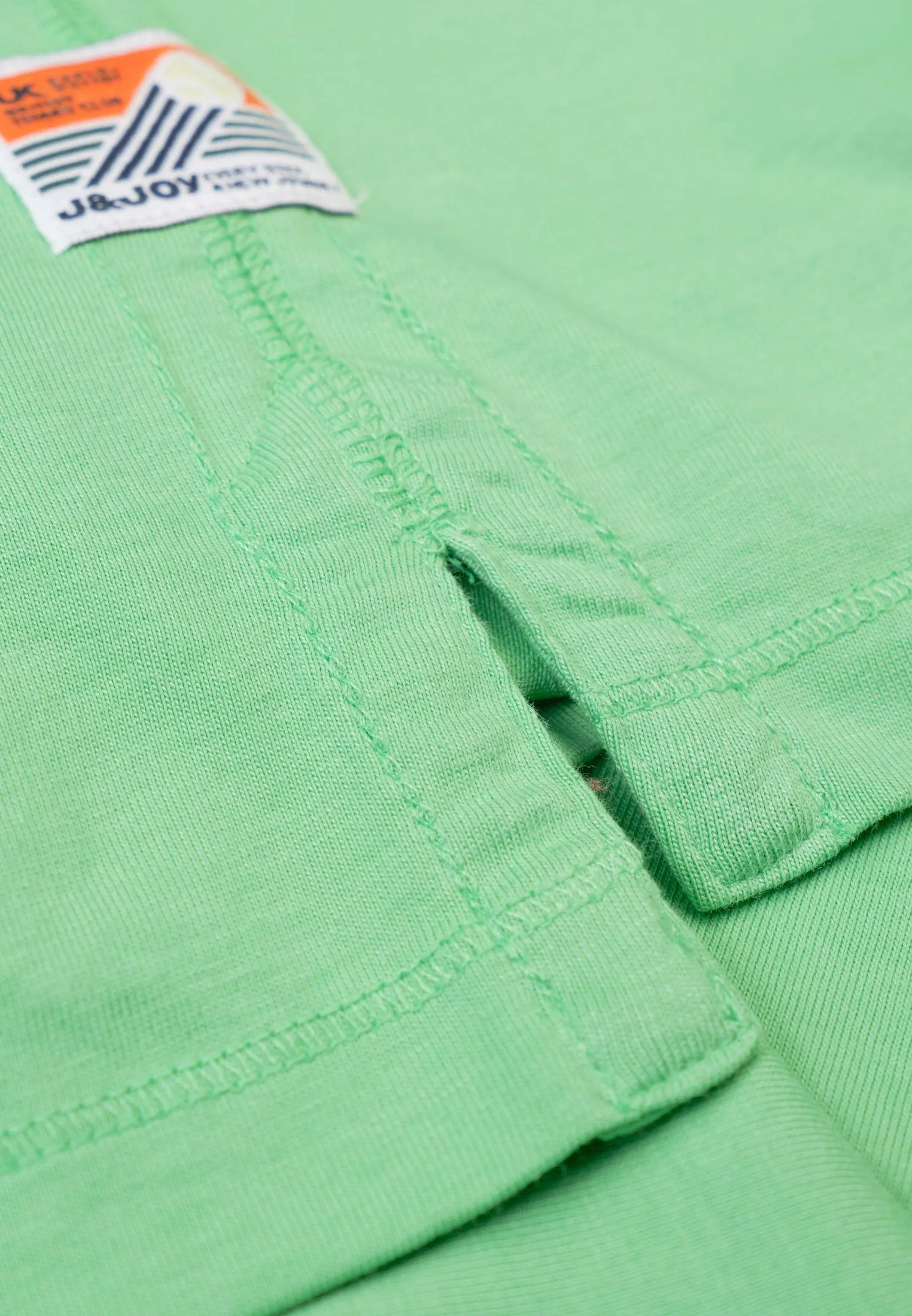 T-Shirt homme vert léger avec imprimé terrain de tennis