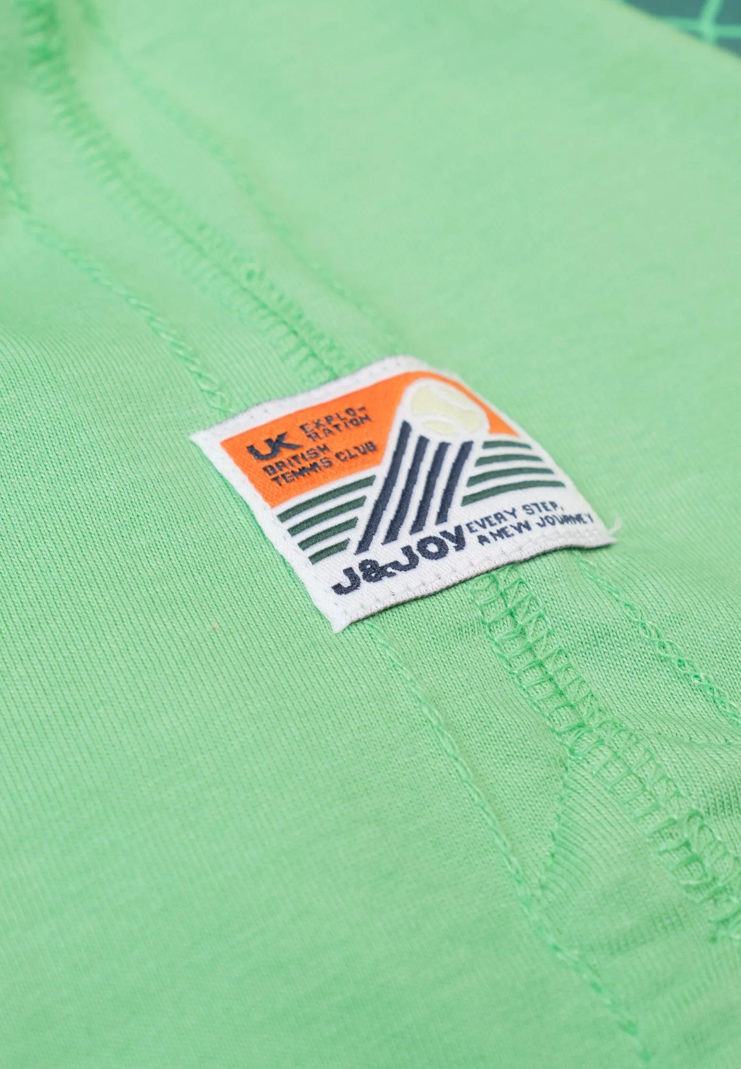 T-Shirt homme vert léger avec imprimé terrain de tennis